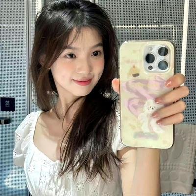 坐在酒吧里吃蛋糕